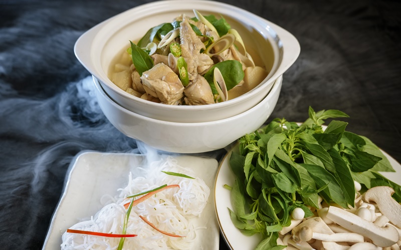 Ẩm thực Đà Lạt hấp dẫn không chỉ bởi nguyên liệu tươi ngon, mà còn bởi cách người dân nơi đây nấu ăn – chân thành và tinh tế. Ẩm thực Đà Lạt hấp dẫn không chỉ bởi nguyên liệu tươi ngon, mà còn bởi cách người dân nơi đây nấu ăn – chân thành và tinh tế.