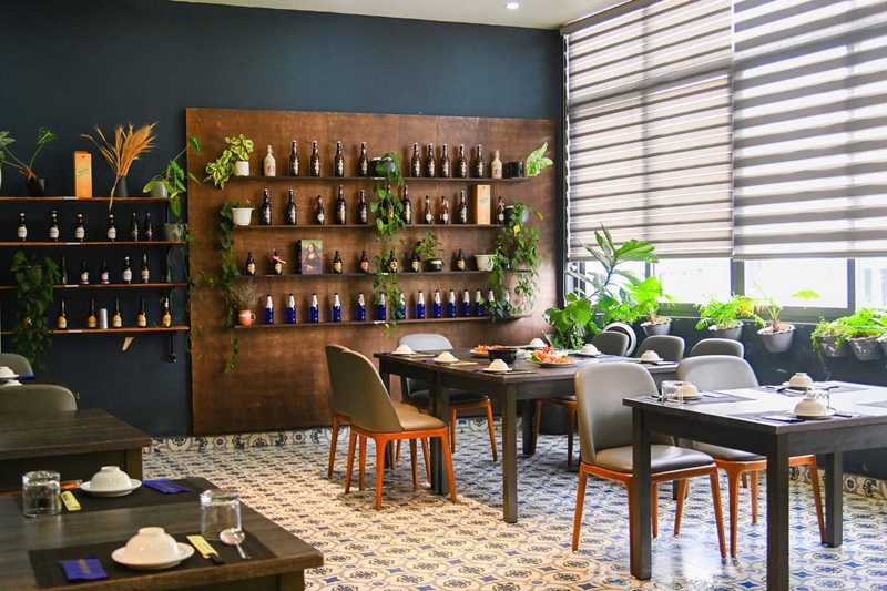 Không gian nơi đây đủ gần gũi cho gia đình, đủ chill cho giới trẻ, và đủ tinh tế để bạn cảm nhận từng lớp hương vị của ẩm thực phố núi. Không gian nơi đây đủ gần gũi cho gia đình, đủ chill cho giới trẻ, và đủ tinh tế để bạn cảm nhận từng lớp hương vị của ẩm thực phố núi.