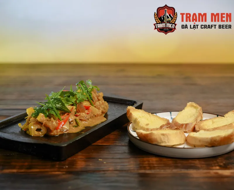 Gân bò sate XO & Bánh mì bơ