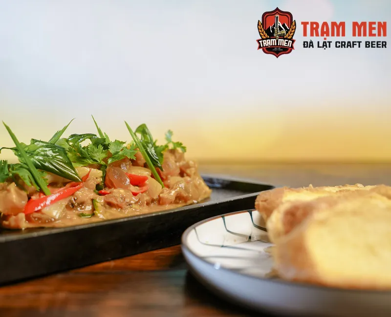 Gân bò sate XO & Bánh mì bơ