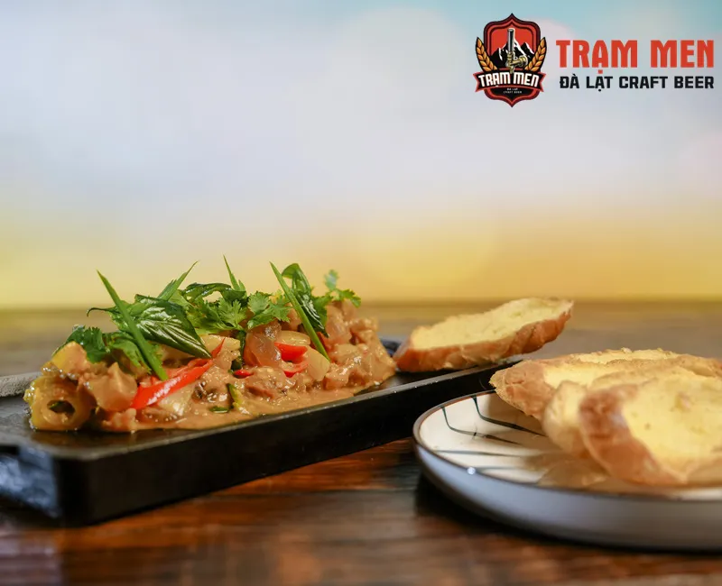 Gân bò sate XO & Bánh mì bơ