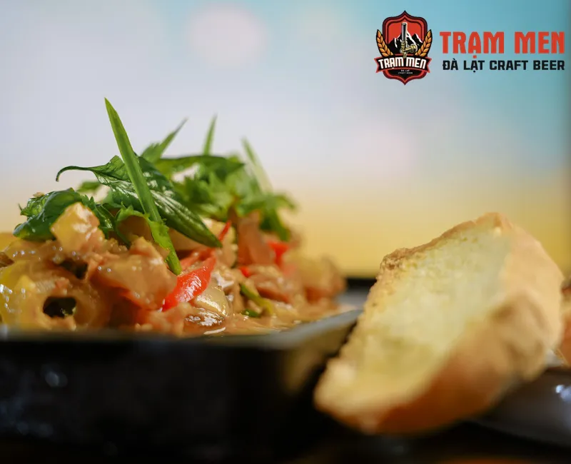 Gân bò sate XO & Bánh mì bơ