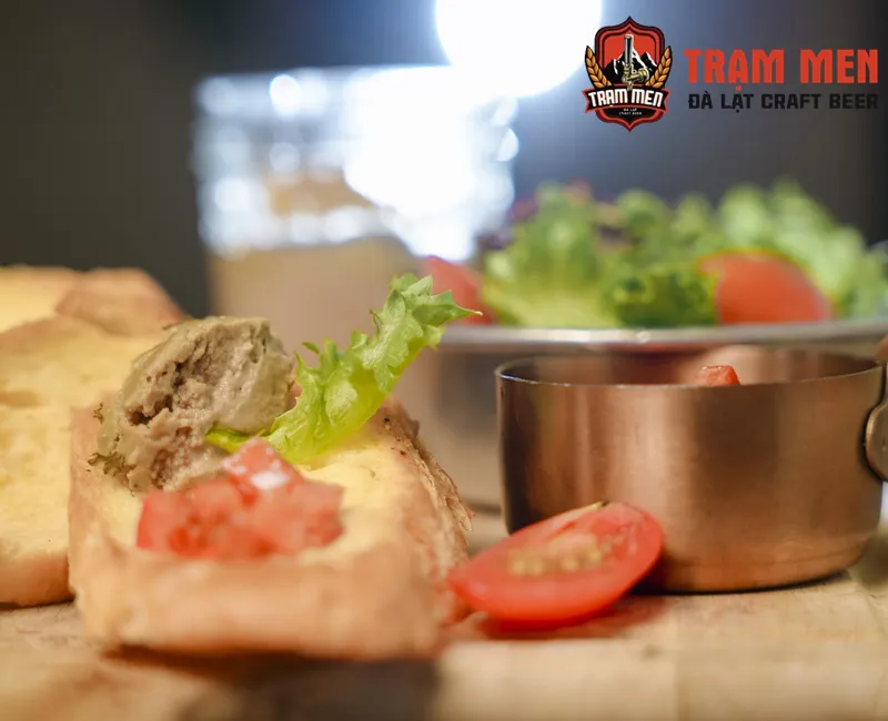 Bánh Mì Pa Tê Gan Gà