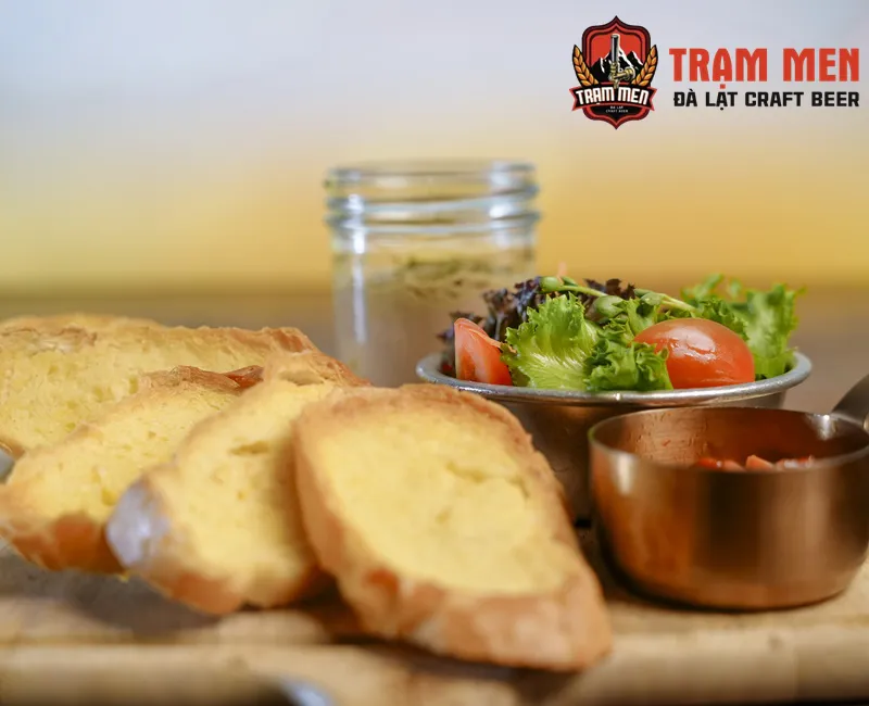 Bánh Mì Pa Tê Gan Gà