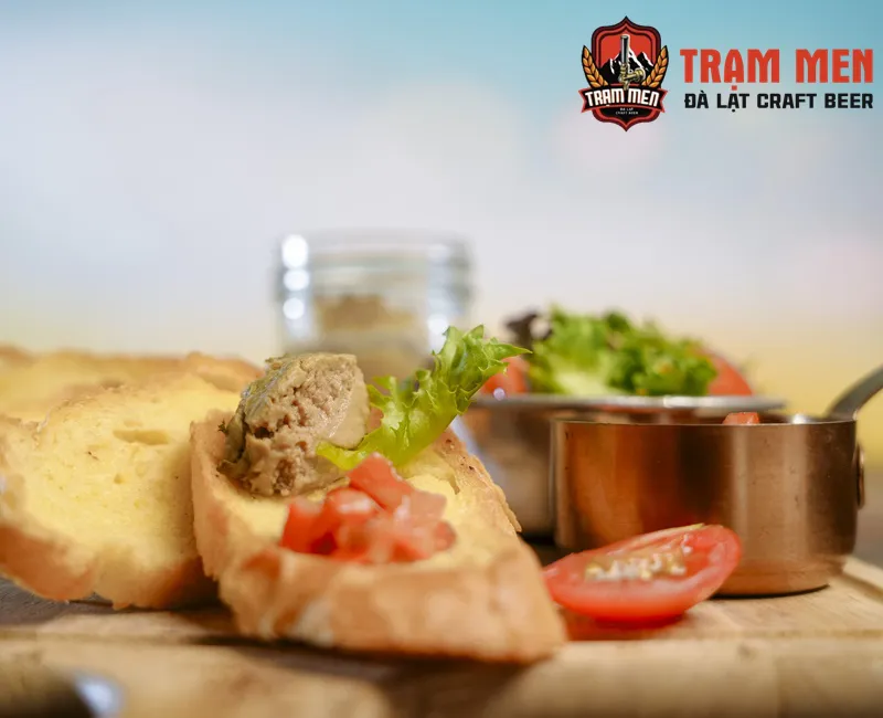 Bánh Mì Pa Tê Gan Gà
