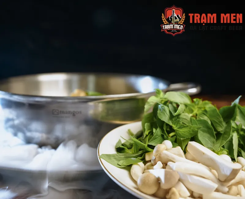 Lẩu Gà Lá É