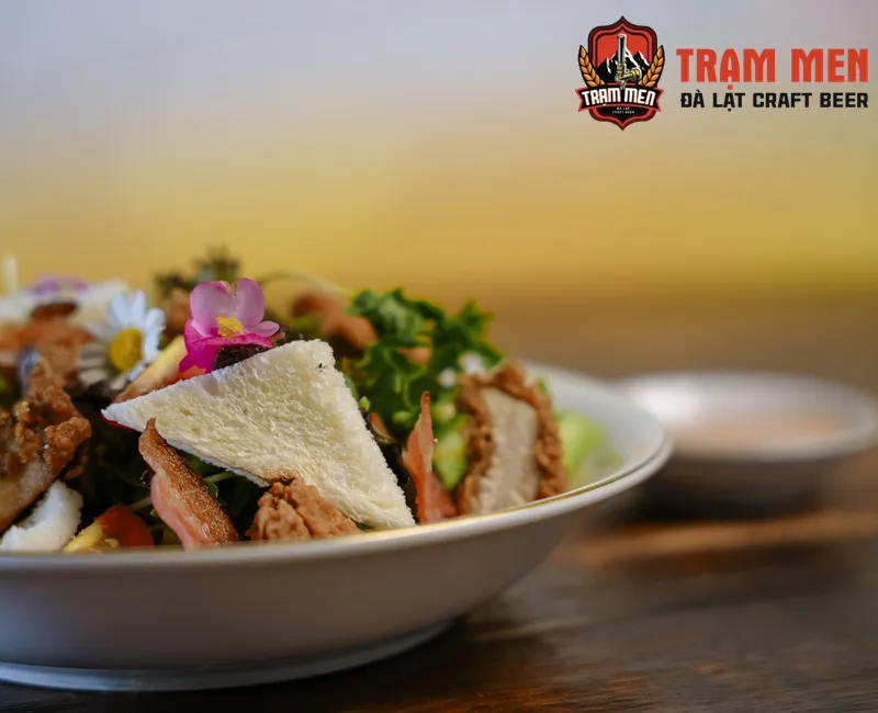Salad Đà Lạt - Nho khô - Bacon - Ức gà và Sốt Trạm Men