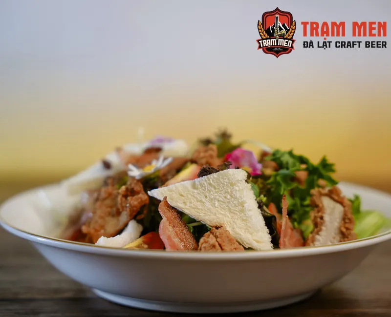 Salad Đà Lạt - Nho khô - Bacon - Ức gà và Sốt Trạm Men
