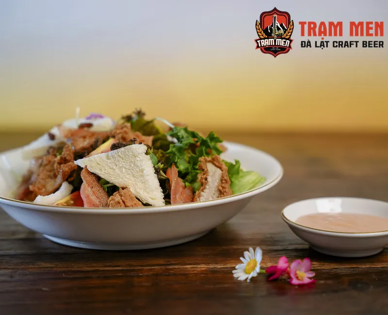 Salad Đà Lạt - Nho khô - Bacon - Ức gà và Sốt Trạm Men