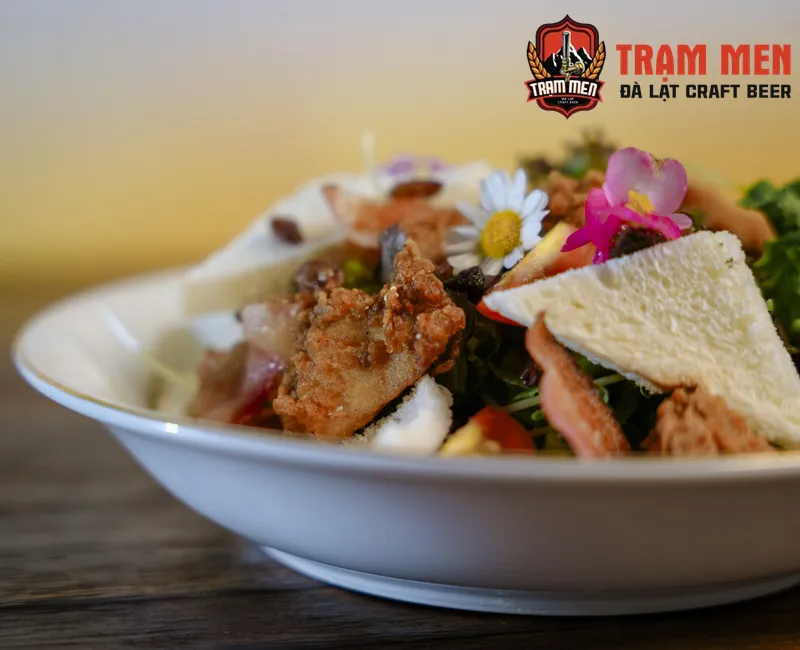 Salad Đà Lạt - Nho khô - Bacon - Ức gà và Sốt Trạm Men