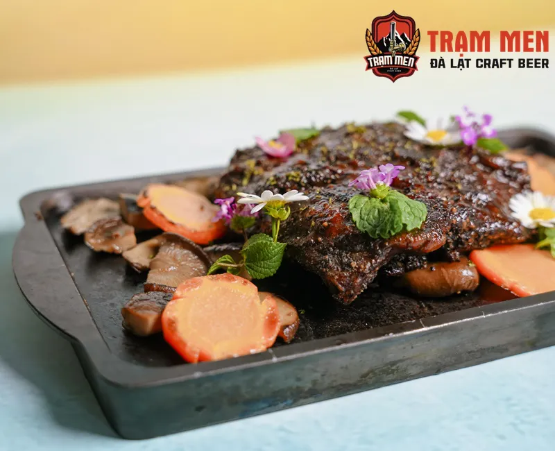 Sườn Heo Tắm Bia Artiso Đỏ Xông Gỗ Xoài