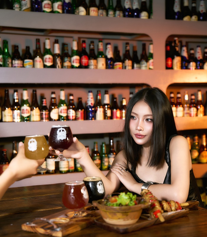 Bia càng đậm, càng nặng độ cồn thì nên thưởng thức ở nhiệt độ càng cao. Bia càng đậm, càng nặng độ cồn thì nên thưởng thức ở nhiệt độ càng cao.