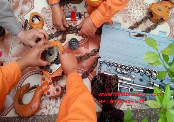 Hình ảnh công nhân đang bão trì Hình ảnh công nhân đang bão trì