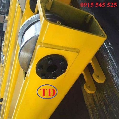 Dầm biên cho cầu trục chụp gần để thấy độ dầy Dầm biên cho cầu trục chụp gần để thấy độ dầy