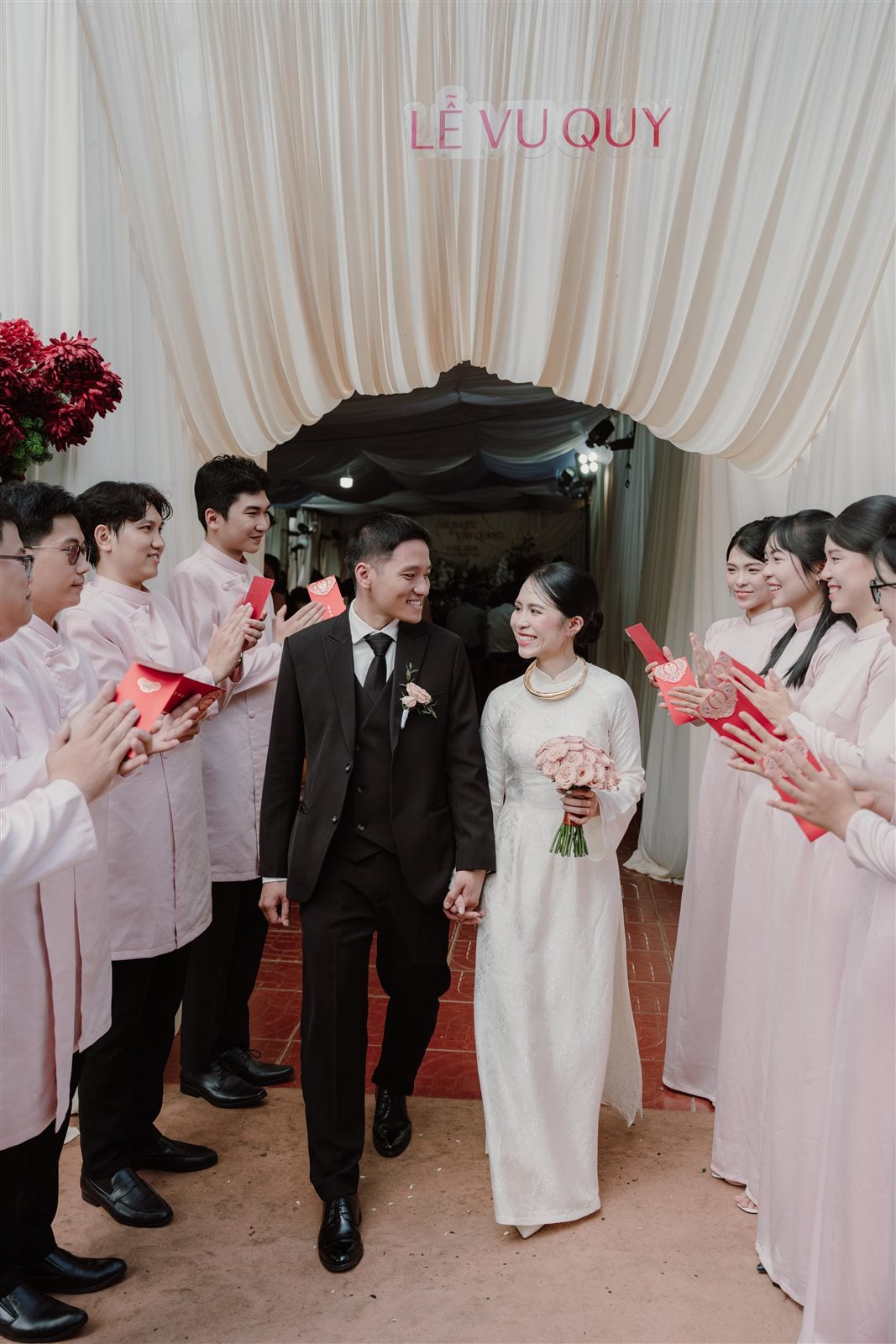 Bích Kiều và Văn Quang đi giữa hai hàng bê tráp trong lễ vu quy tại Bắc Trà My