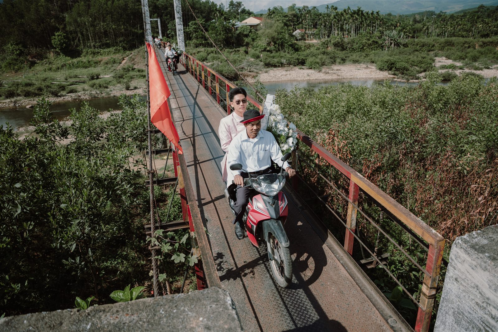 Đoàn rước dâu đi xe máy qua cầu treo ở Bắc Trà My