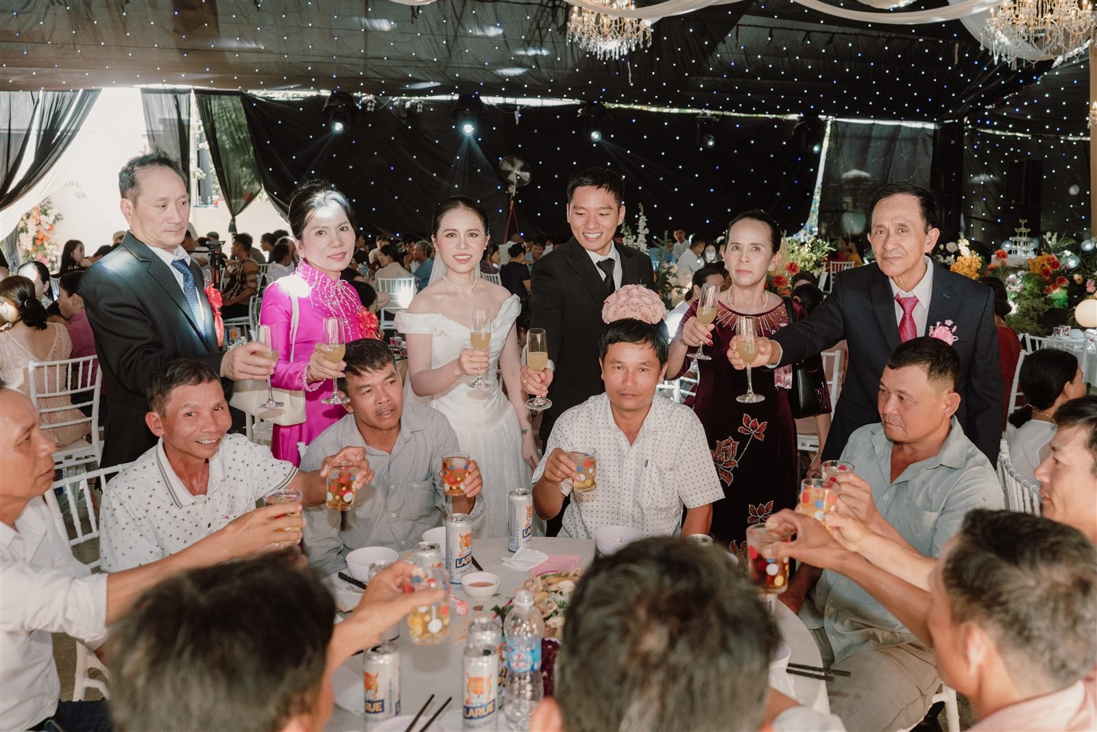 Cô dâu chú rể và bố mẹ cụng ly với khách