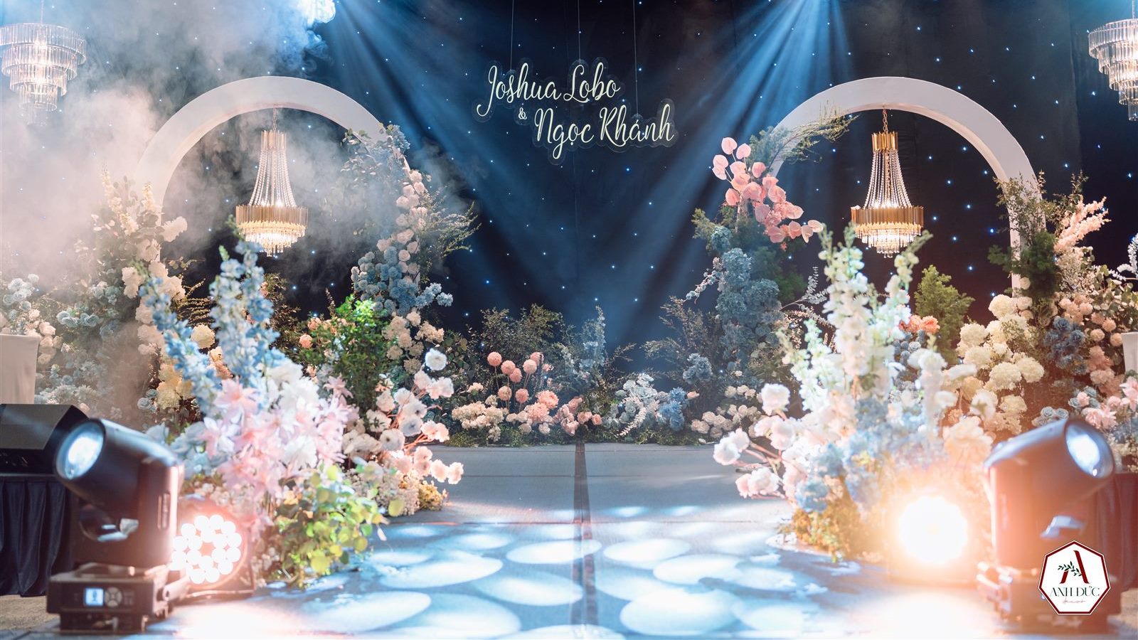 Sân khấu tiệc tối lên đèn, nơi hai bạn nhảy first dance