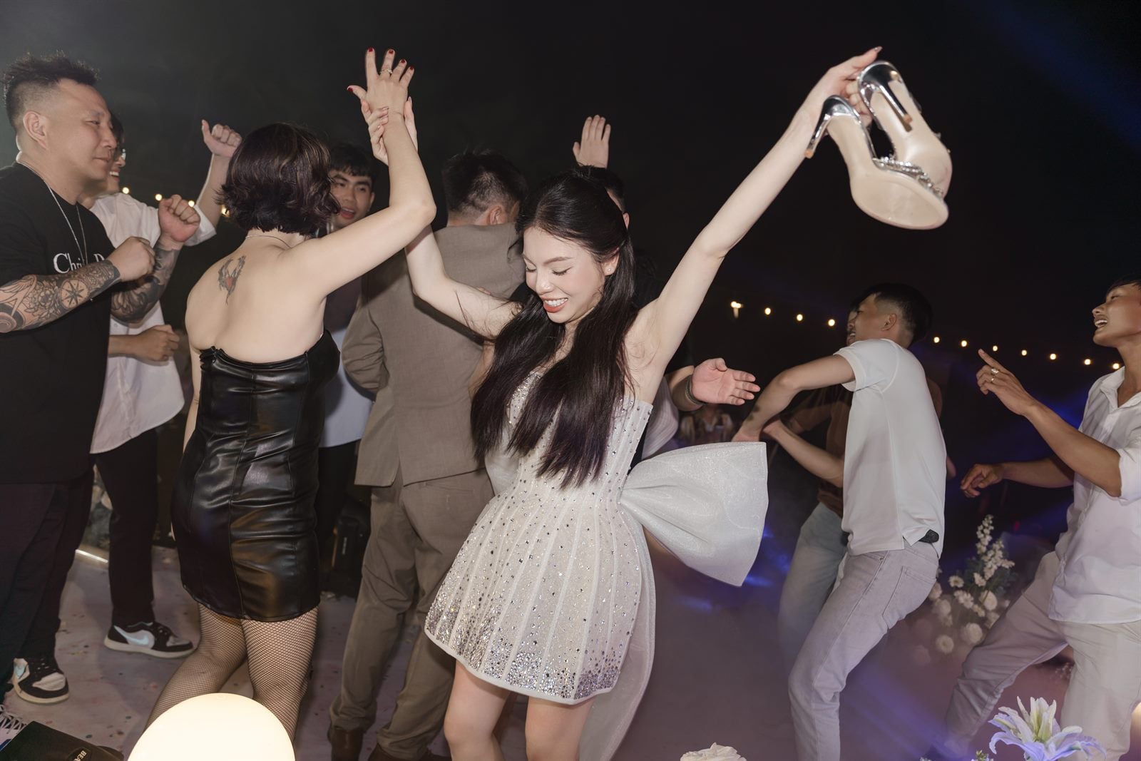 Cô dâu quẩy cùng bạn bè cuối tiệc