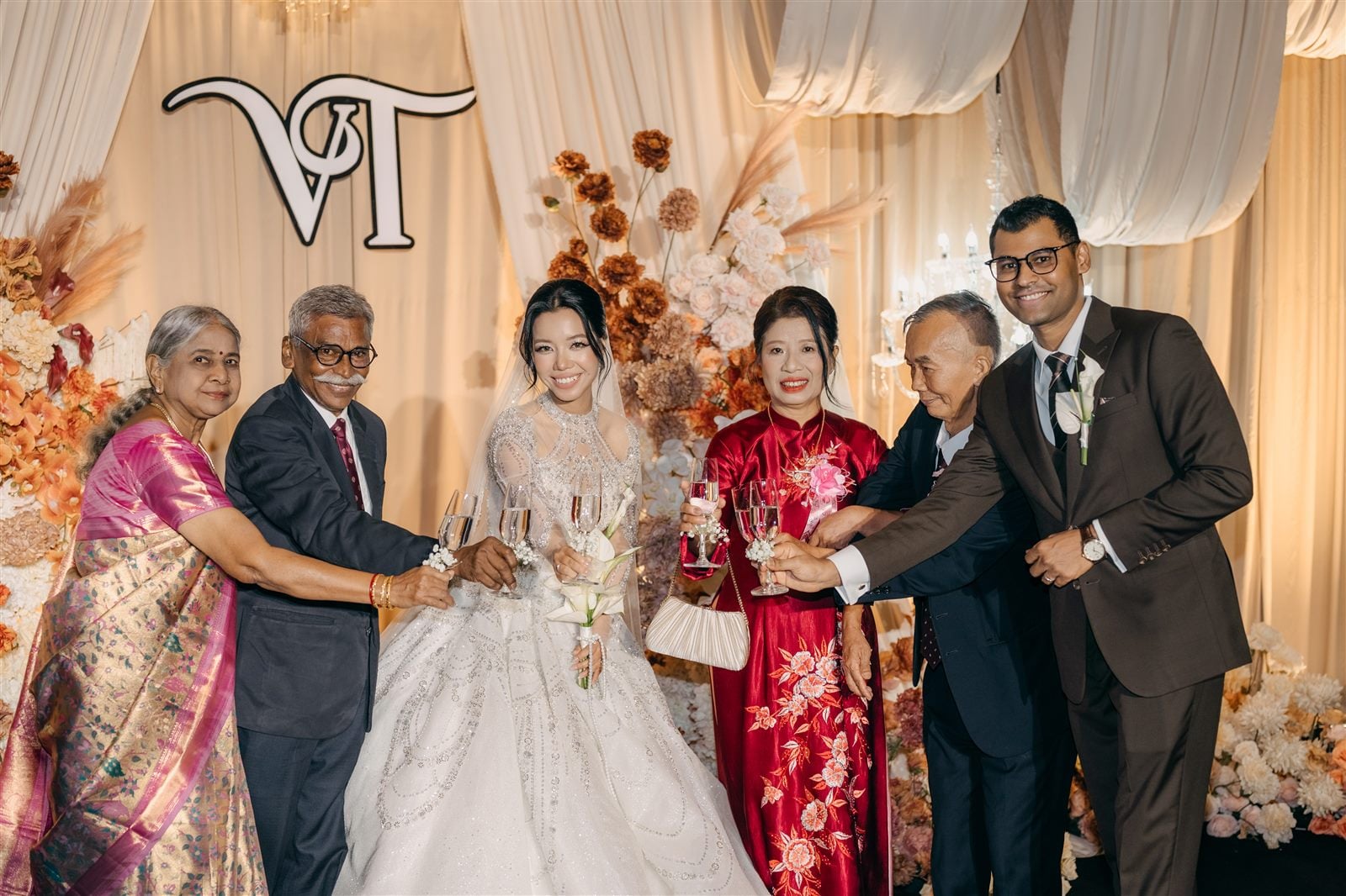 Hai gia đình Việt và Ấn nâng ly cùng cô dâu chú rể