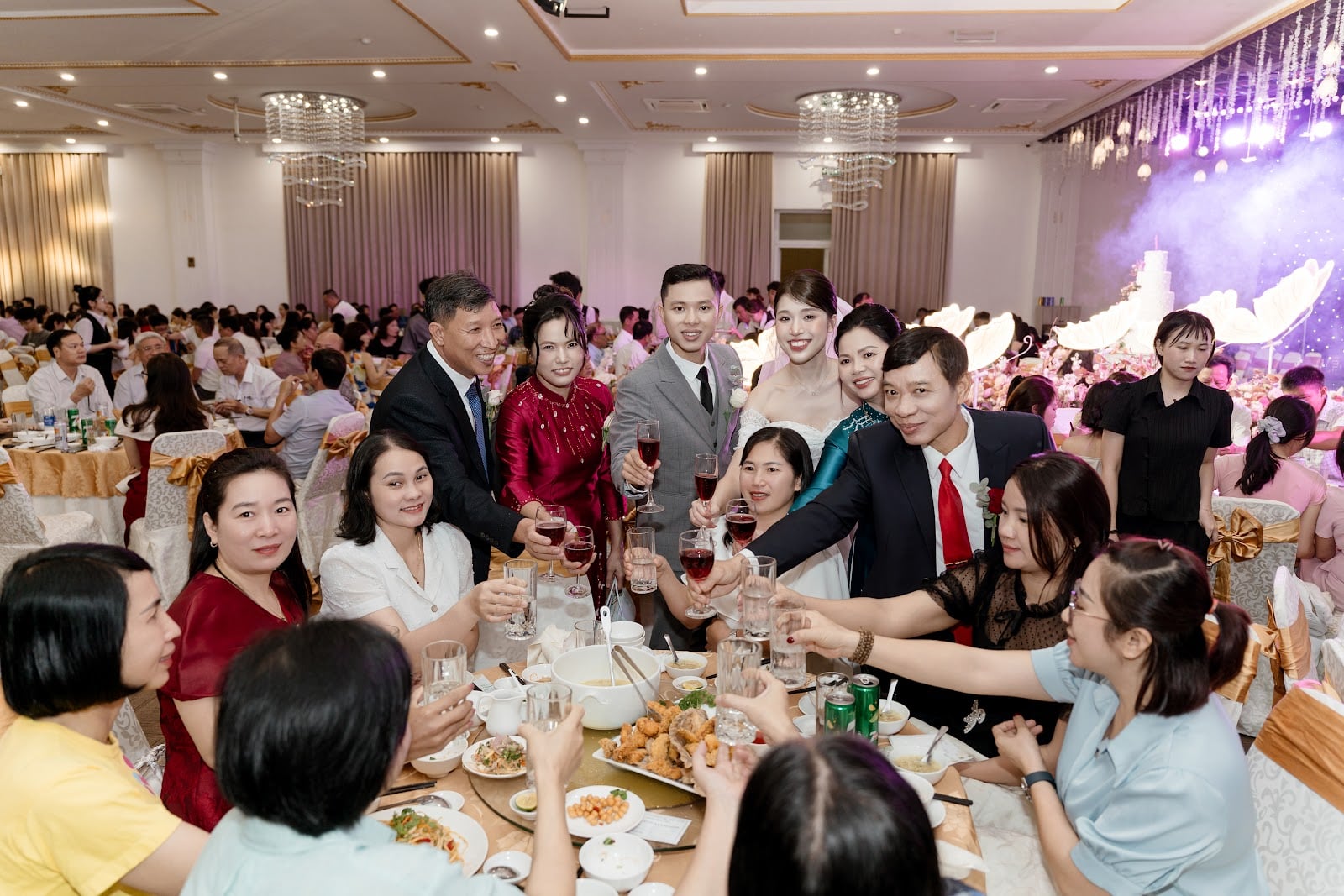 Cô dâu chú rể cụng ly giữa 700 khách tại nhà hàng Minh Châu Việt