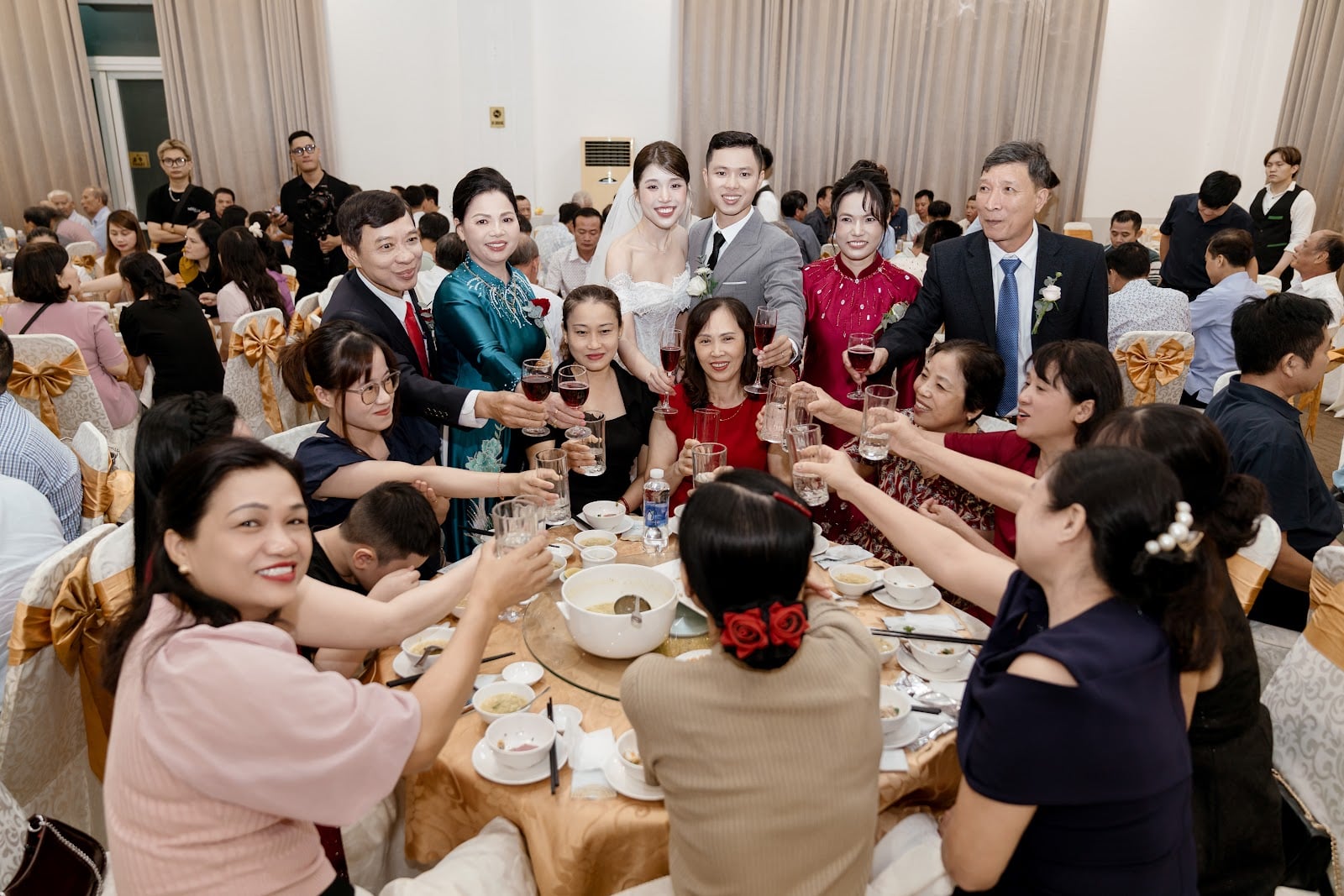 Cô dâu chú rể đi từng bàn cụng ly với khách