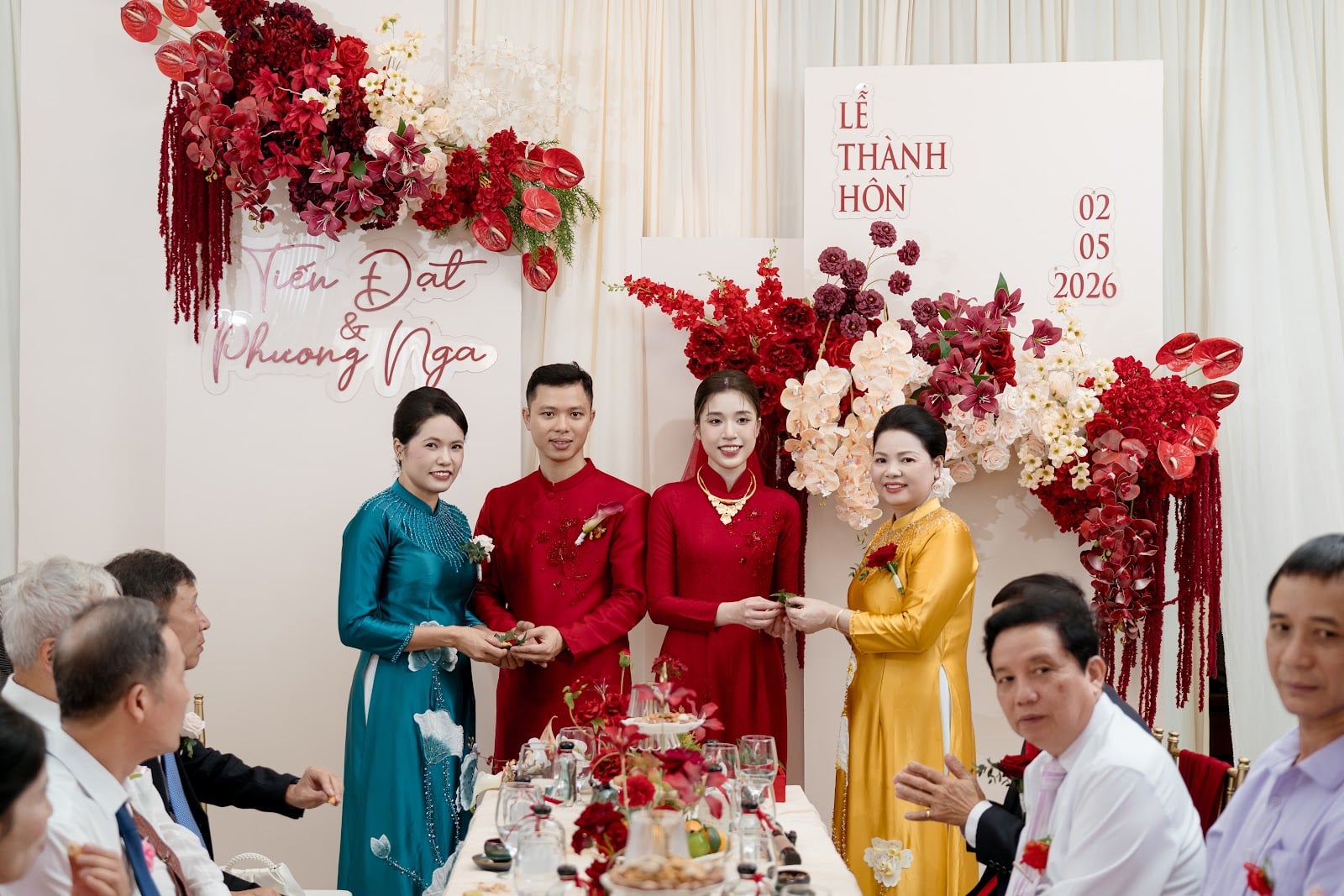 Bố mẹ hai bên trao quà cho cô dâu chú rể trong lễ thành hôn