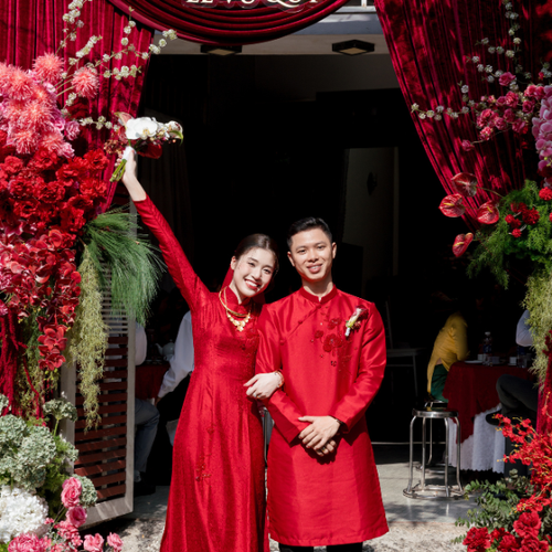 ĐỎ THUẦN & MUÔN SẮC HOA RỰC RỠ NGÀY TRỌNG ĐẠI