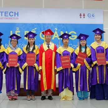 Cho thuê áo cử nhân làm lễ tốt nghiệp Trung tâm đào tạo