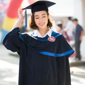 LỄ PHỤC TỐT NGHIỆP NGÀY NHẬN BẰNG