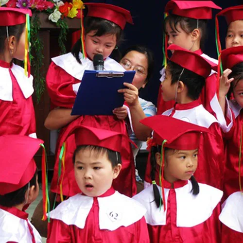 Áo Cử Nhân Mầm Non màu đỏ đô phối trắng