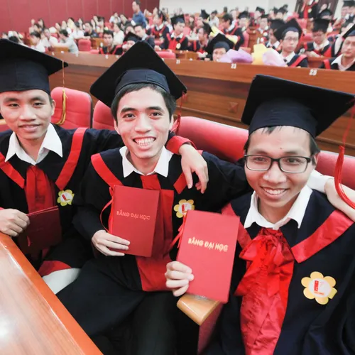 Áo cử nhân ngày ra trường