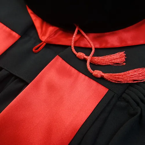 Lễ phục tốt nghiệp đỏ