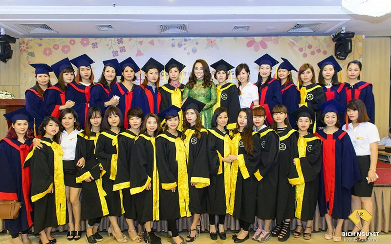 Top 10 mẫu áo cử nhân của các trung tâm Sp