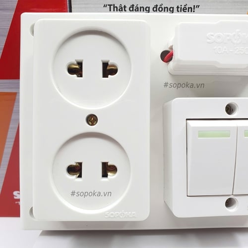   Bảng Điện 2 Công Tắc 2 Lỗ Cắm Có Cầu Chì BS2 SOPOKA