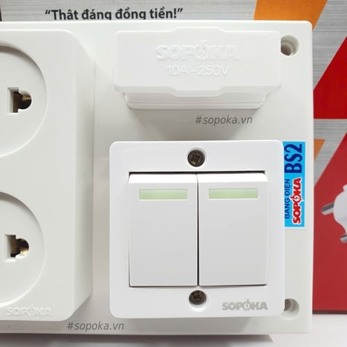   Bảng Điện 2 Công Tắc 2 Lỗ Cắm Có Cầu Chì BS2 SOPOKA