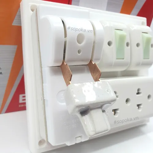 Bảng Điện 2 Công Tắc 3 Lỗ Cắm 1 Cầu Dao Sứ BN20 SOPOKA
