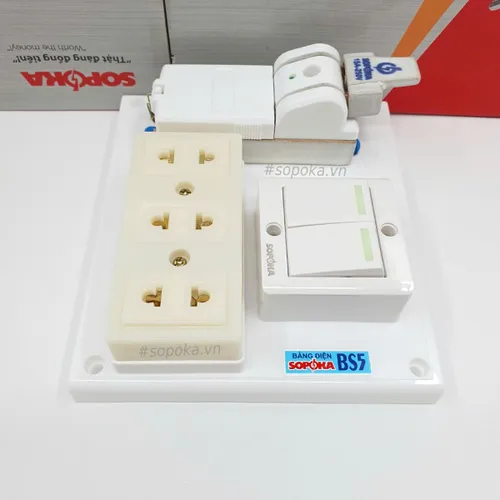 Bảng Điện 2 Công Tắc 3 Lỗ Cắm Cầu Dao Sứ 15A BS5 SOPOKA