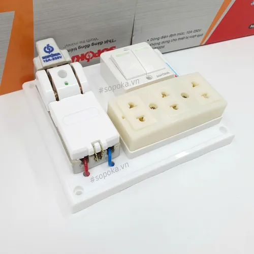 Bảng Điện 2 Công Tắc 3 Lỗ Cắm Cầu Dao Sứ 15A BS5 SOPOKA