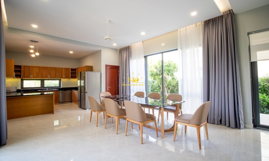 Khu vực nhà bếp thiết kế mở, ánh sáng tự nhiên Khu vực nhà bếp