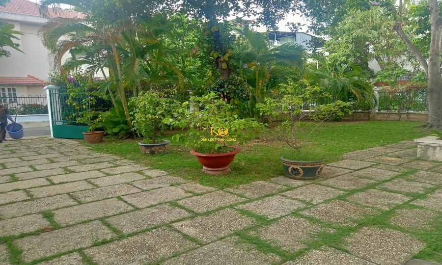 Sân vườn rộng rãi Biệt thự Trần Não sân vườn rộng