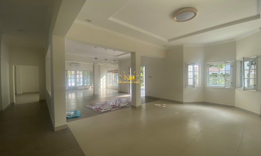 phòng khách rộng, thoáng Biệt thự sân vườn Trần Não cho thuê