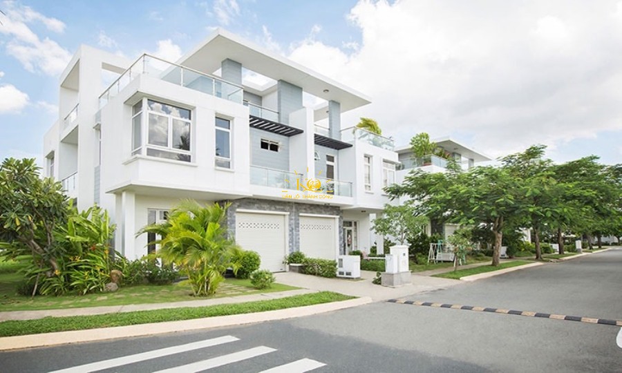 Mătj trước nhà Villa park, phía trước sân vườn nhỏ xinh Mặt trước nhà