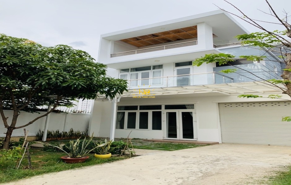 Mătj trước nhà Villa park, phía trước sân vườn nhỏ xinh Mặt trước nhà