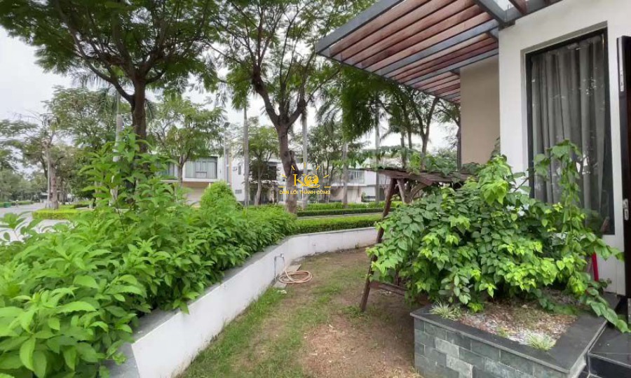 Sân vườn rộng thoáng