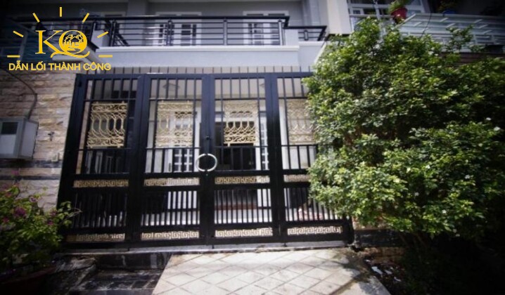 Phía trước cổng nhà