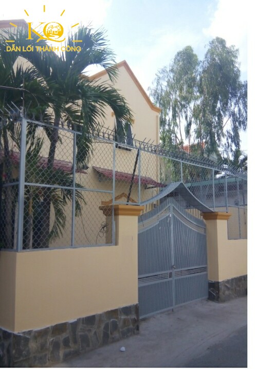 Phía trước cổng nhà