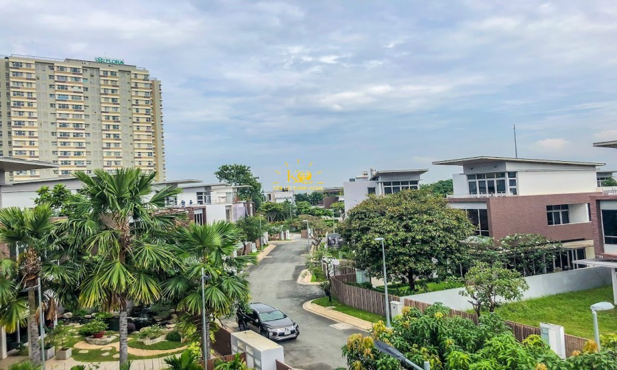 Nhà sân vườn rộng, mới đẹp