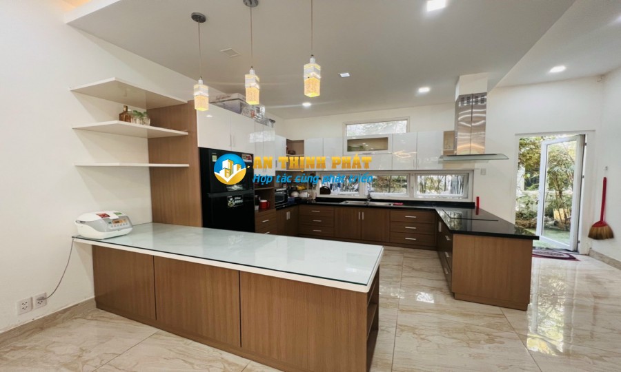 Phòng bếp sang trọng