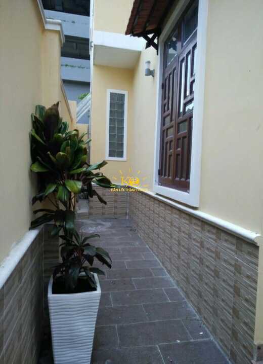 Lối đi bên hiên nhà Lối đi bên hiên nhà